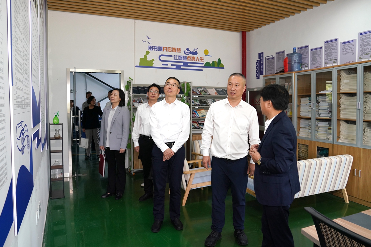 20241009市國資委黨委書記、主任陳文榮調(diào)研嘉興市交通學(xué)校，右起吳曉斌、陳文榮、柏衛(wèi)東、朱建華、李利（李阿梅 攝）.jpg